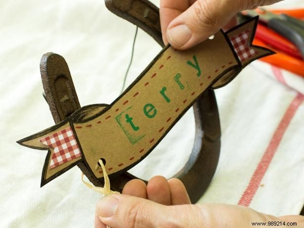 How to make horseshoe place card holders