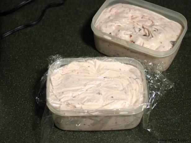 How to make homemade strawberry and chocolate ice cream