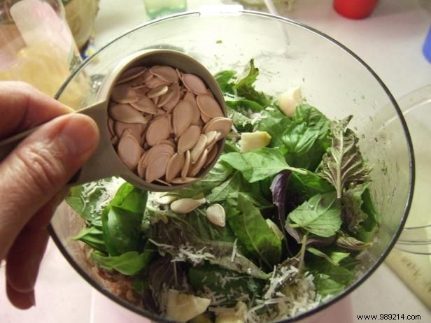 How to make pumpkin seed pesto