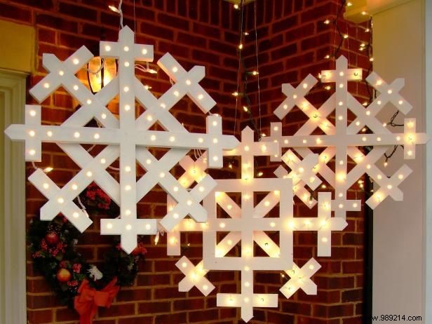 How to make wooden snowflakes with lights