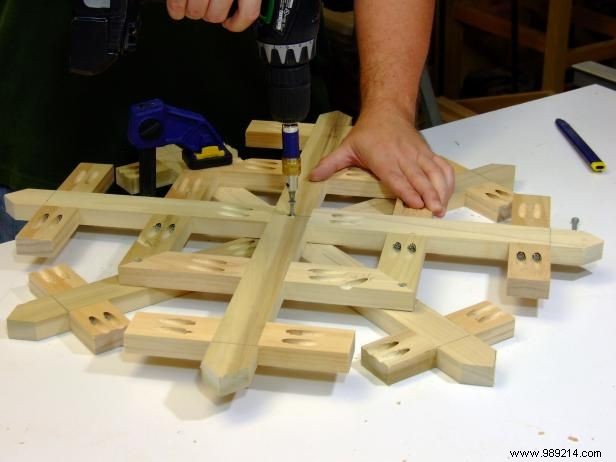 How to make wooden snowflakes with lights