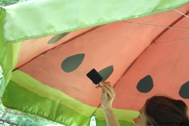 How to paint a watermelon pattern on an outdoor umbrella