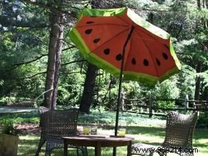 How to paint a watermelon pattern on an outdoor umbrella