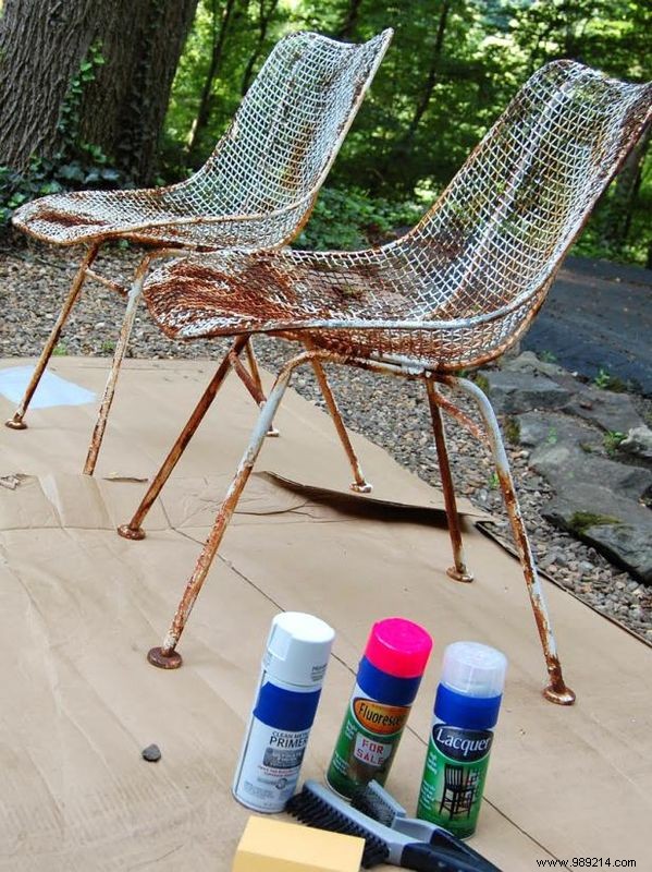 How to paint metal chairs