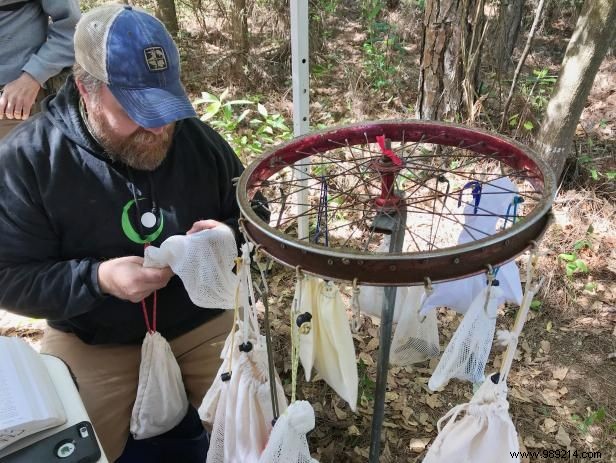 How to recycle an old bicycle wheel into a whirlpool