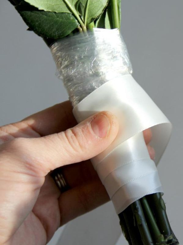 How to wrap flowers to make a wedding bouquet