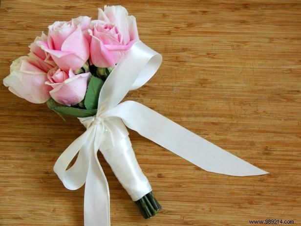 How to wrap flowers to make a wedding bouquet