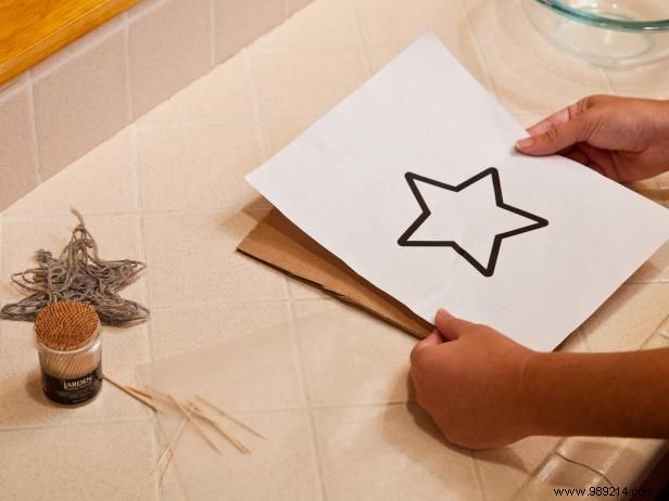 Making Scandanavian Christmas yarn star decorations