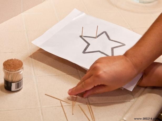 Making Scandanavian Christmas yarn star decorations