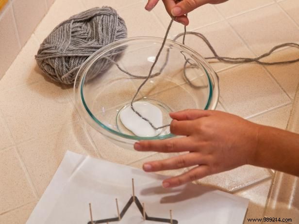 Making Scandanavian Christmas yarn star decorations