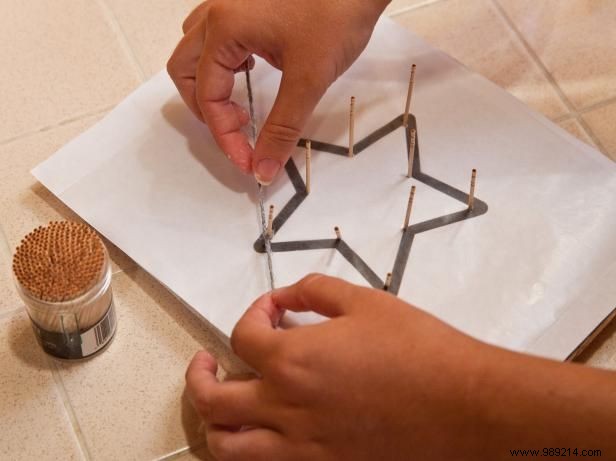 Making Scandanavian Christmas yarn star decorations