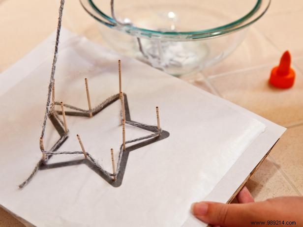 Making Scandanavian Christmas yarn star decorations