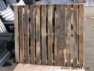 Use a shipping pallet to create outdoor patio art or a custom sign